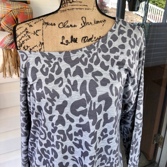 🍃LAST 1💕NWT Gray Leopard Scoop Neck L/S Top💕 - Picture 13 of 15